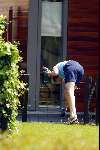 Capelle a d Ijssel16 mei 2002
Jan Peter Balkenende  zijn vrouw werkend in tuin