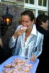 Hooge Vuursche 31 mei 2002
Presentatie tijdschrift van Glamago
Pauline Huizinga  met beschuit met muisjes