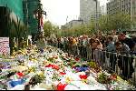 Rotterdam 9 mei 2002
Bloemen en publiek bij afscheid nemen van Pim Fortuyn.