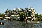 Het amstel hotel aan de Amstel met een mooie classic boot