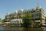 De amstel met het Amstel hotel