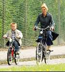 Volendam 6 mei 2003
Annie Schilder met haar zoontje op de fiets