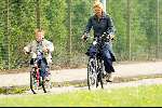 Volendam 6 mei 2003
Annie Schilder met haar zoontje op de fiets