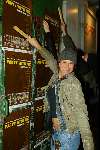 Amsterdam 10 april 2003
Anouk v Nes is posters plakken voor behoud  oerang oetan
