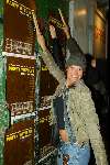 Amsterdam 10 april 2003
Anouk v Nes is posters plakken voor behoud  oerang oetan