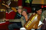 Amsterdam 10 april 2003
Anouk v Nes is posters plakken voor behoud  oerang oetan