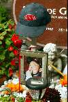 Heemstede 25 mei 2003
moeder bart de graaff bij graf bart op de dag dat hij 1 jaar dood is