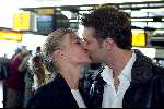 Amsterdam 13 mei 2003
Vertrek  bas muijs met vriendin kussend bij schiphol