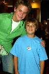 Laren 21 mei 2003
borden beschilderen voor het goede doel in het restaurant van Rene Froger
jim Idols met  bob wisse