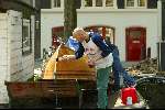 Het schilderen van een boot in de amsterdamse grachten
Sloepentocht