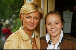 Laren 21 mei 2003
borden beschilderen voor het goede doel in het restaurant rene froger
caroline tensen met dochter lotte