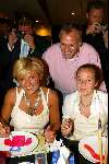 Laren 21 mei 2003
borden beschilderen voor het goede doel in het restaurant van Rene Froger
caroline tensen met frank wisse en lotte