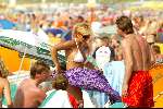 Zandvoort 29 mei 2003
Caroline Tensen in bikini en peter Gallas op het strand en john v d heuvel