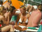 Zandvoort 29 mei 2003
Caroline Tensen in bikini en peter Gallas op het strand