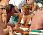 Zandvoort 29 mei 2003
Caroline Tensen in bikini en peter Gallas op het strand