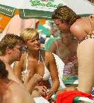 Zandvoort 29 mei 2003
Caroline Tensen in bikini en peter Gallas op het strand en john v d heuvel