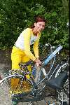 Amsterdam 27 mei 2003
cindy pielstroom in het vondelpark met de fiets