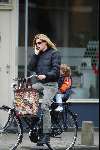 amsterdam 20 mei 2003
danielle overgaag met gsm op fiets met zoontje