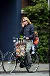 amsterdam 20 mei 2003
danielle overgaag met gsm op fiets met zoontje