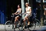Amsterdam 30 mei 2003
Danielle Overgaag en Isa hoes op de omafiets