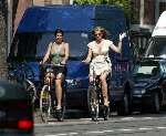 Amsterdam 30 mei 2003
danielle overgaag en isa hoes op omafiets