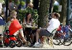 Amsterdam 30 mei 2003
Reinout Oerlemans op terras met Tijmen Daniele antonie kamerling en isa hoes Danielle Overgaag