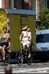 Amsterdam 30 mei 2003
danielle overgaag en isa hoes op omafiets