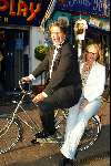 Amsterdam 26 mei 2003
premiere intervieuw in tuschinski
emile ratelband met dochter minou ratelband op de fiets