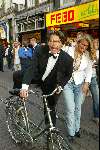Amsterdam 26 mei 2003
premiere intervieuw in tuschinski
emile ratelband met dochter minou ratelband op de fiets