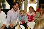 Laren 21 mei 2003
borden beschilderen voor het goede doel in het restaurant van Rene Froger
erik de zwart met dochters