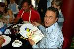 Laren 21 mei 2003
borden beschilderen voor het goede doel in het restaurant van Rene Froger
frans bauer