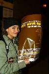 Amsterdam 10 april 2003
georgina verbaan  posters plakken voor behoud  oerang oetan