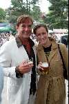Amsterdam 27 mei 2003
haringparty in hilton amsterdam
pauline huizinga met een glaasje bier en gerard joling met een glaasje wijn