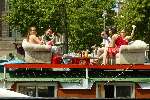 Woonboot aan grachten van Amsterdam
Sloepenroute
Bankstel met daarop mensen die een hapje eten en een glaasje drinken