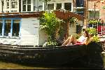 Woonboot aan de grachten van Amsterdam
Zonnen