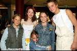 Laren 21 mei 2003
borden beschilderen voor het goede doel in het restaurant van Rene Froger
jim idols en dewie idols met dochters van jaap jongbloek
