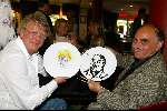 Laren 21 mei 2003
borden beschilderen voor het goede doel in het restaurant van Rene Froger
jim bakkum met  fans
jan des bouvrie en ralph inbar