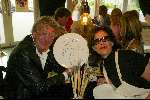 Laren 21 mei 2003
borden beschilderen voor het goede doel in het restaurant van Rene Froger
jan des bouvrie en jet v d meij