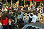 Laren 21 mei 2003
borden beschilderen voor het goede doel in het restaurant van Rene Froger
jim idols met beveiliging tussen fans