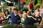 Laren 21 mei 2003
borden beschilderen voor het goede doel in het restaurant van Rene Froger
jim idols met beveiliging tussen fans