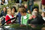 Laren 21 mei 2003
borden beschilderen voor het goede doel in het restaurant van Rene Froger
jim idols bakkum met beveiliging tussen fans