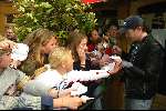 Laren 21 mei 2003
borden beschilderen voor het goede doel in het restaurant van Rene Froger
jim bakkum met  fans
johnny de mol