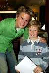 Laren 21 mei 2003
borden beschilderen voor het goede doel in het restaurant rene froger
jim idols met zoontje laura ruiters