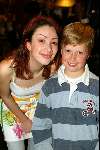 Laren 21 mei 2003
borden beschilderen voor het goede doel in het restaurant van Rene Froger
dewie idols met zoon laura ruiters
