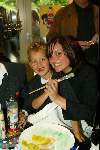 Laren 21 mei 2003
borden beschilderen voor het goede doel in het restaurant van Rene Froger
marieke v ginneken met zoon rene froger