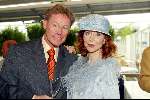 Ouderkerk aan de amstel 5 mei 2003
Opening rest . klein Paardenburg
marijke helwegen met man