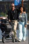 Amsterdam 7 mei 2003
Peter Faber met zijn vrouw en zoontje achter de kinderwagen