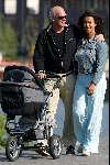 Amsterdam 7 mei 2003
Peter Faber met zijn vrouw en zoontje achter de kinderwagen