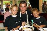Laren 21 mei 2003
borden beschilderen voor het goede doel in het restaurant van Rene Froger
rafael v d vaart met kinderen rene froger