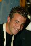Laren 21 mei 2003
borden beschilderen voor het goede doel in het restaurant van Rene Froger
rafael   vd vaart

v
